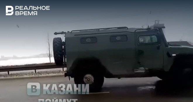 В Казани сняли на видео ДТП двух легковушек и одного бронетранспортера
