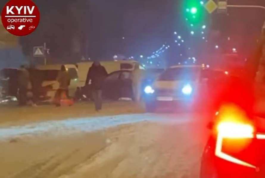 На Киевщине на заснеженной трассе столкнулись пять автомобилей