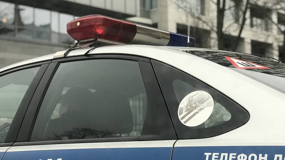 Иномарка разбилась "всмятку" после въезда в здание в Петербурге
