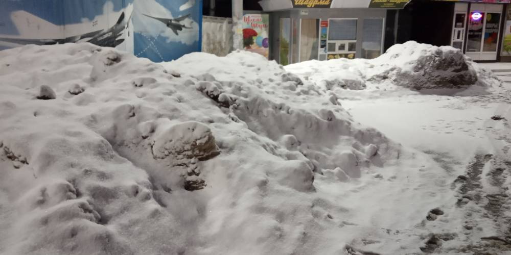 Рязанцы пожаловались на горы снега на остановке в Дягилеве