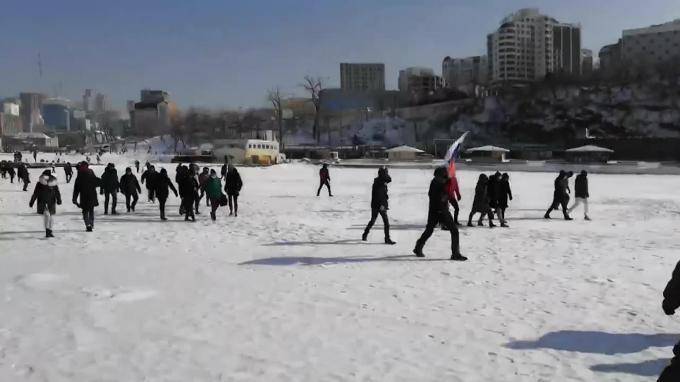 Во Владивостоке под ногами протестующих треснул лед