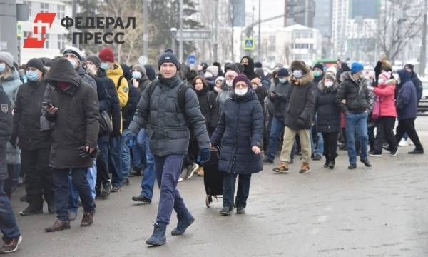 В Екатеринбурге колонна протестующих движется по центру города