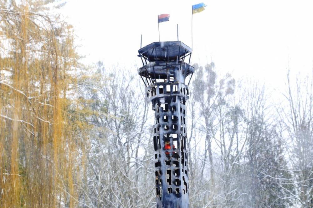Во Львове в честь "киборгов" установили копию башни Донецкого аэропорта
