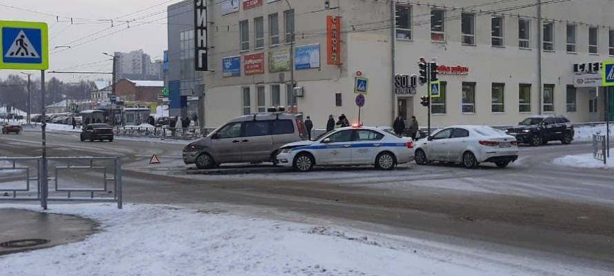 Преследовавшие нарушителя сотрудники ДПС попали в аварию в центре Петрозаводска (ФОТО)