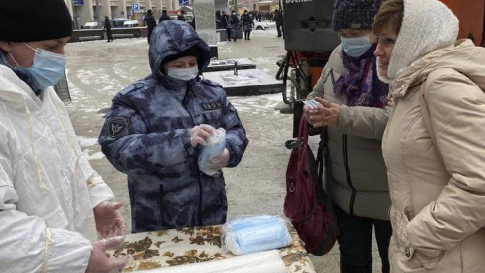 В Москве правоохранители развернули полевую кухню и стали угощать прохожих чаем