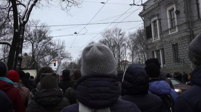 Видео: колонна протестующих движется по Петербургу