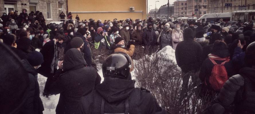 Участники несанкционированной акции в поддержку Навального двинулись колонной по центру Петрозаводска