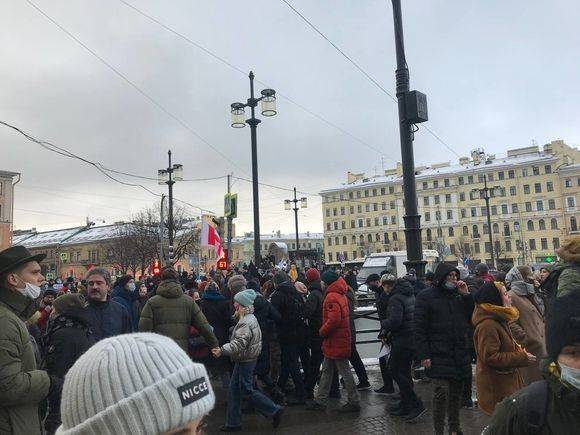 В Петербурге силовики применили газ и электрошокеры против протестующих