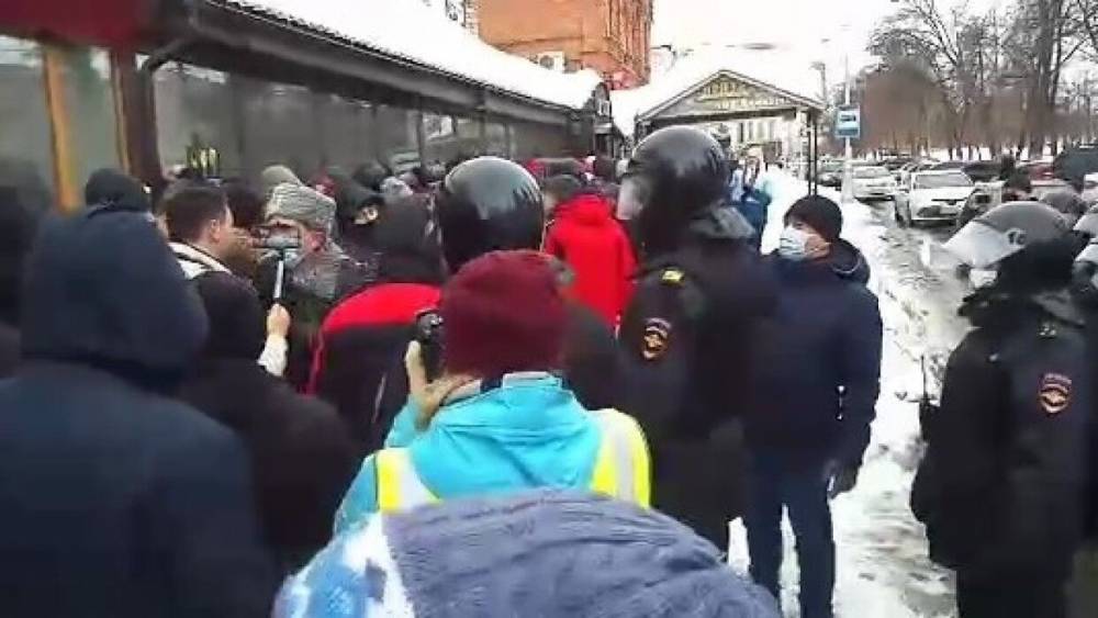 Провокатор распылил газовый баллончик в лица сотрудников ОМОН в Москве