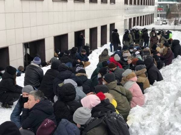 "По-лукашенковски". В Казани протестующих положили лицом в снег