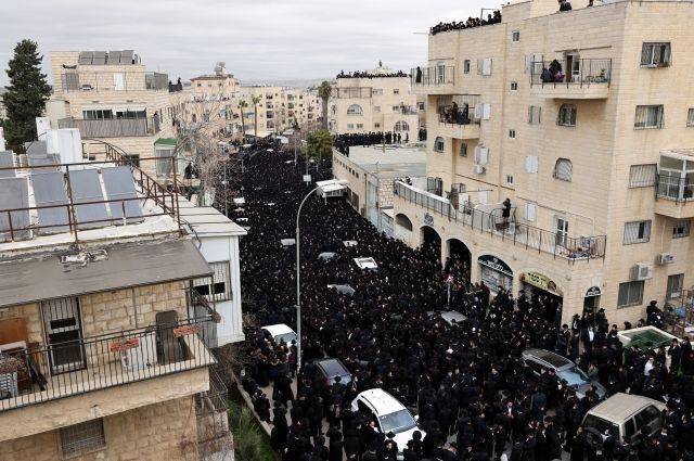 В Иерусалиме на похороны раввина пришли около 10 тысяч человек – СМИ
