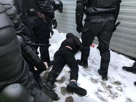 В финале протестной акции в Петербурге человека при задержании воткнули головой в асфальт (видео)