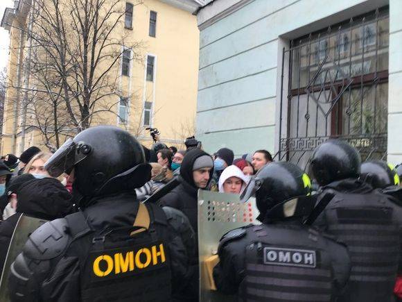 На акциях в поддержку Навального задержали уже более 3 тыс. человек