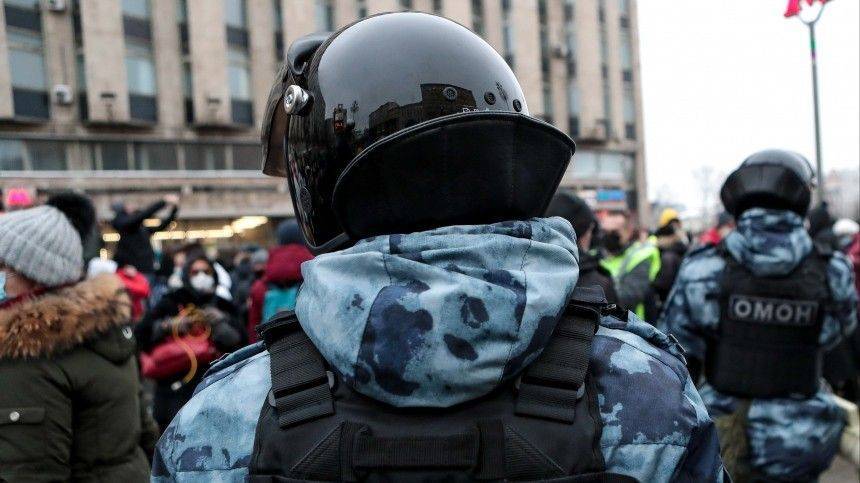 Бойцы ОМОН оказали помощь инвалиду-колясочнику в Москве