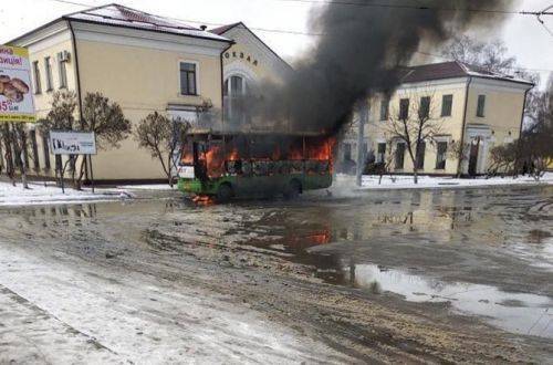 Водитель выскочил в последний момент: в Харькове у вокзала сгорела маршрутка. ВИДЕО