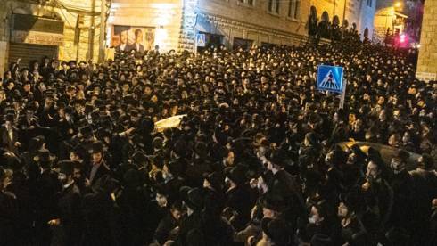 Снова: тысячи на похоронах раввина Шейнера в Иерусалиме, полиция бездействует