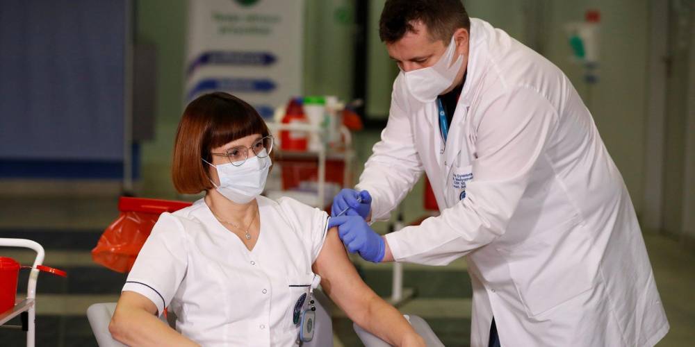 В Польше знаменитости получили вакцину против COVID-19 вне очереди. Разгорелся скандал