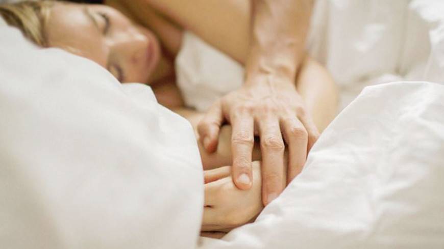 Ученые объяснили пользу утреннего секса для мужчин
