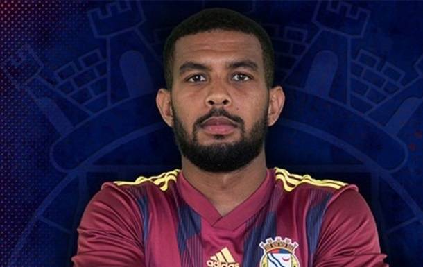 В Португалии спасают 24-летнего футболиста, у которого посреди матча остановилось сердце