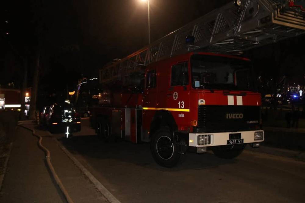 В Киеве произошел пожар в многоэтажке: спасатели нашли тело мужчины с ножевыми ранениями