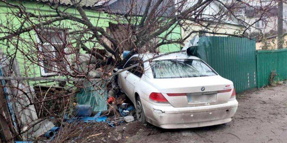 В Киевской области водитель снес стену дома, после чего сбежал и заявил об «угоне» машины