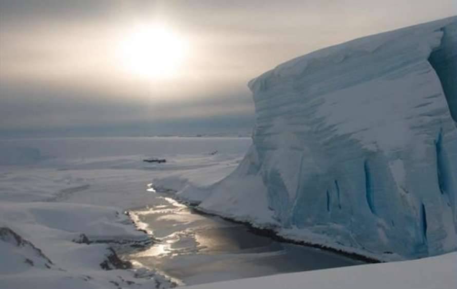 Неподалеку от украинской антарктической станции откололся кусок ледника