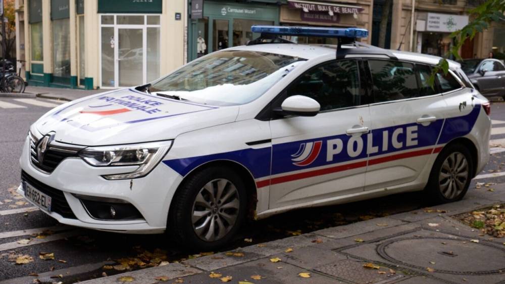 Мотоциклисты жестоко избили двух полицейских в Париже