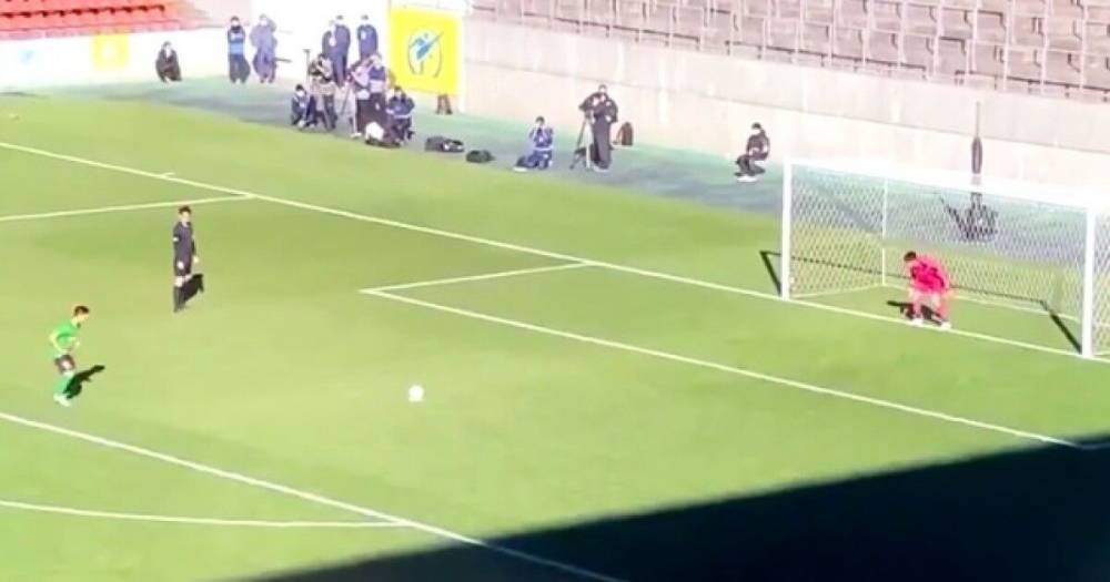 Японский футболист забил самый медленный пенальти в истории (видео)