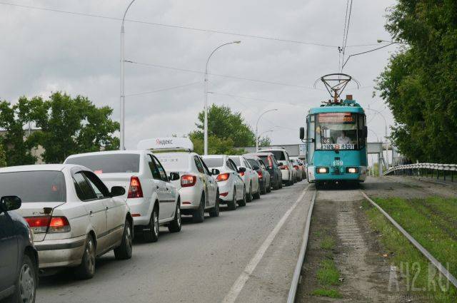 В Кемерове водителя наказали за движение по трамвайным путям