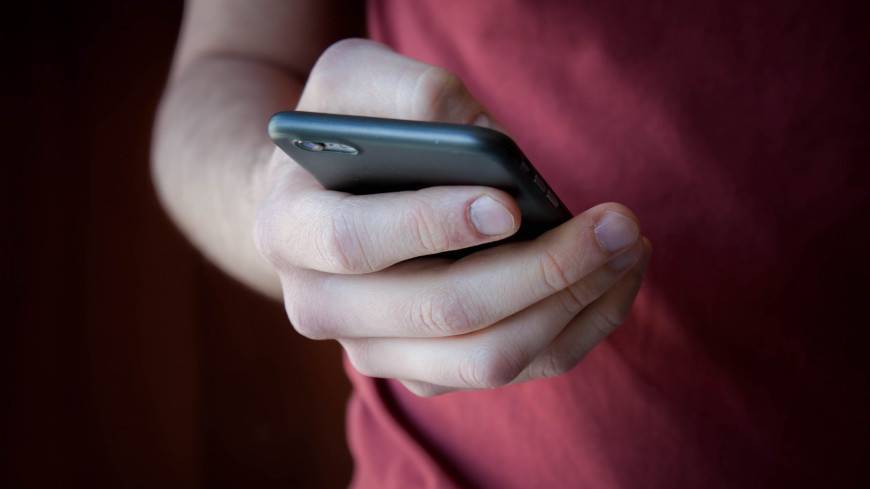 Психолог перечислил признаки зависимости от смартфона
