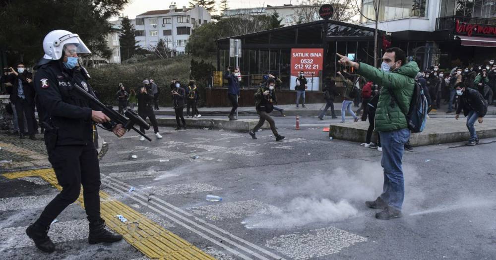 Турецкие студенты протестуют против назначения ректора: акции переросли в столкновения с полицией