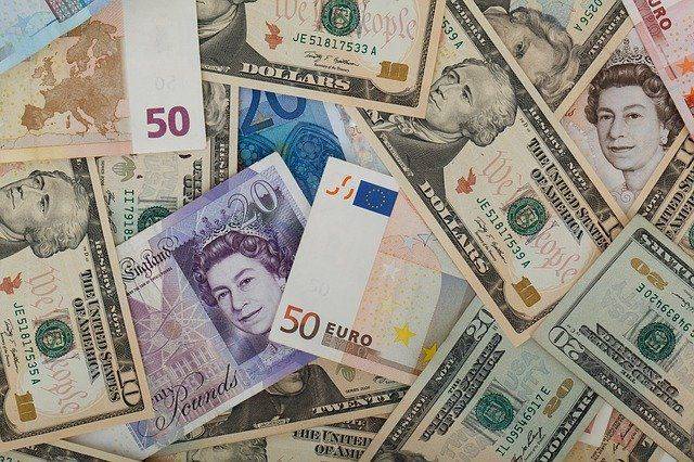Торги на Мосбирже открылись снижением курсов доллара и евро