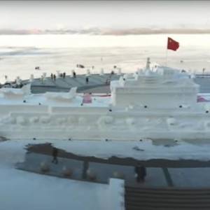 В Китае из снега слепили 50-метровый авианосец. Видео