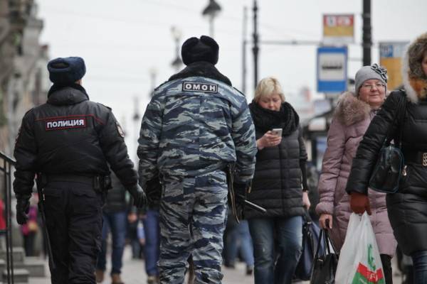 Власти Петербурга отправили 20 бригад на улицы искать нарушителей антиковидных запретов