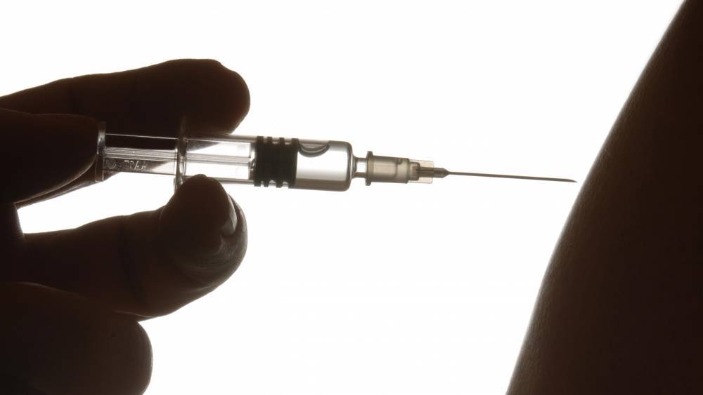 Украинских чиновников обвинили в тайной вакцинации от COVID-19