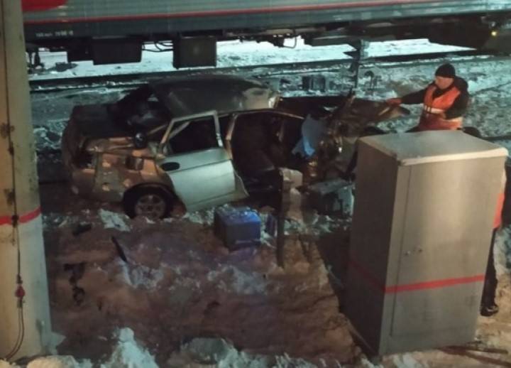 Ночные «покатушки» под Архангельском: «десятка» угодила под поезд, погиб подросток