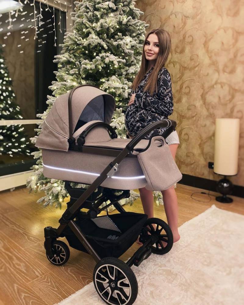 Арсений Шульгин 1 января впервые стал отцом: новорожденную дочь младшего сына певицы Валерии уже выписали из роддома