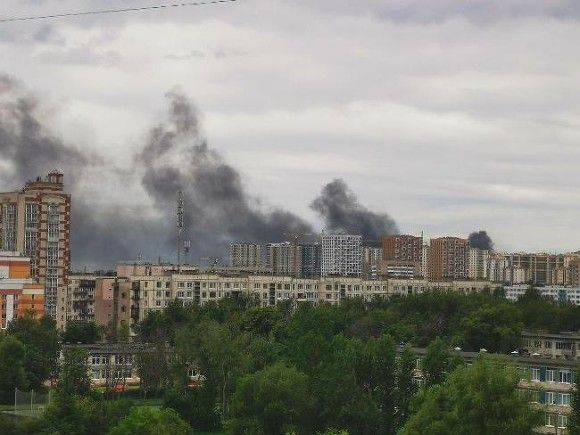 В Москве произошел крупный пожар в автосервисе (видео)