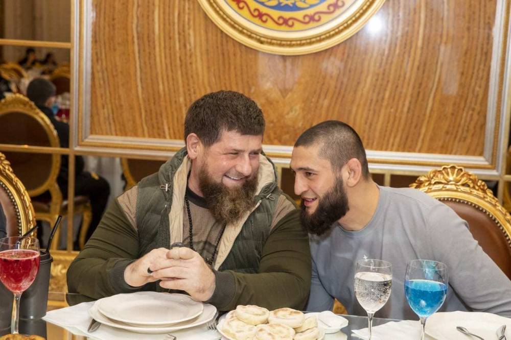 Рамзан Кадыров нарушил масочный режим на встрече с зараженным коронавирусом бойцом ММА Хамзатом Чимаевым