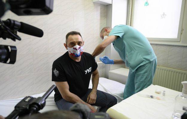 Министр внутренних дел Сербии сделал прививку российской вакциной