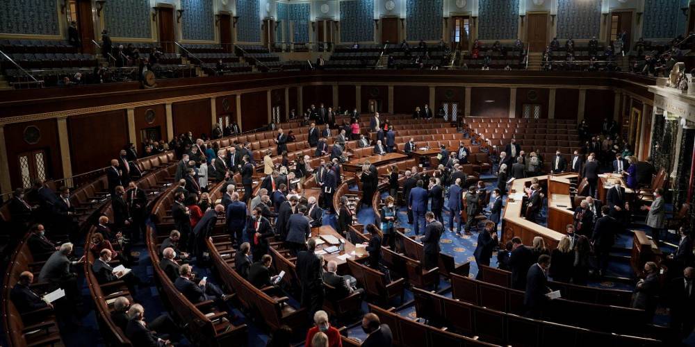 Заседание Конгресса США, на котором должны утвердить победу Байдена, приостановили