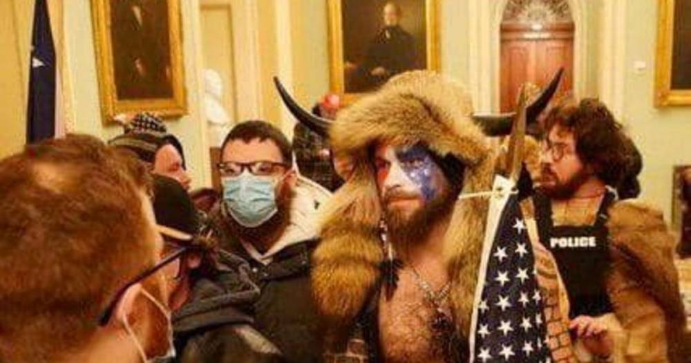 Мужчина в костюме викинга ворвался в Капитолий США