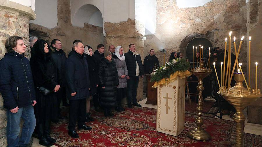 Путин встретил Рождество в церкви под Великим Новгородом
