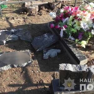 На Николаевщине мужчина осквернил более 100 могил, в том числе - собственных родственников. Видео