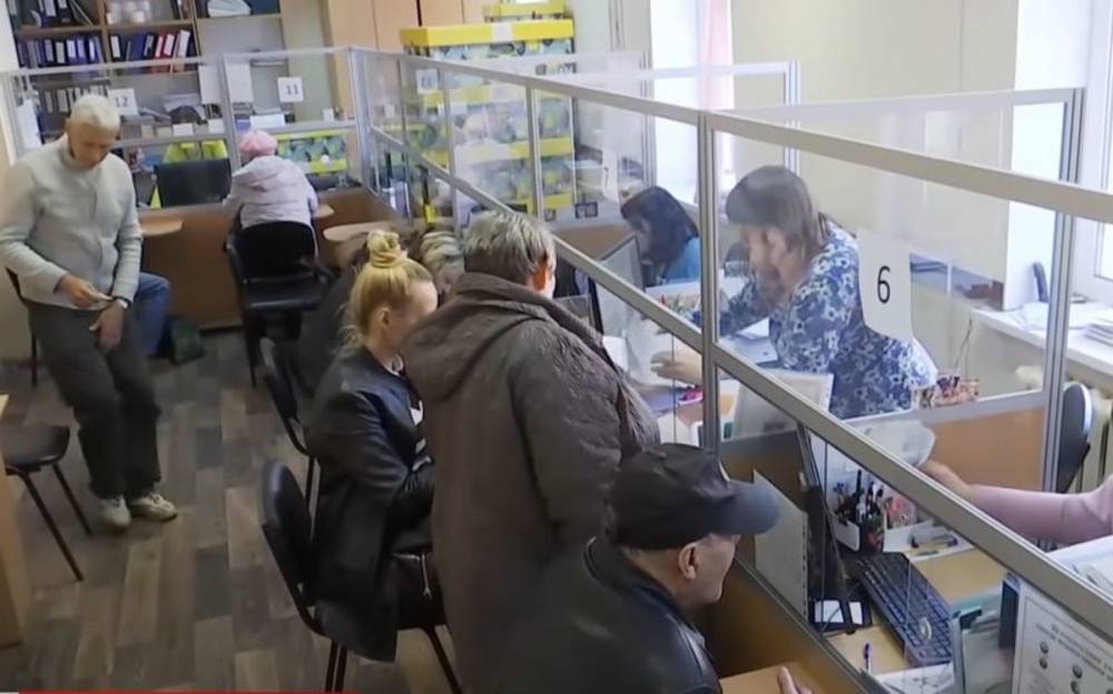 На Харьковщине женщина оставила пенсионеров без крупной суммы денег: что известно о мошеннице