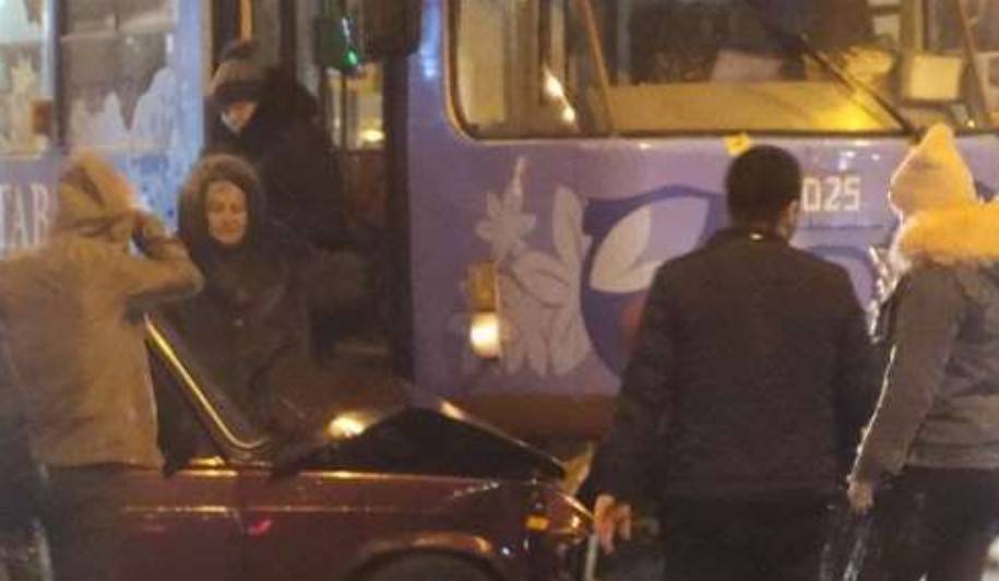 В Харькове водитель протаранил трамвай с пассажирами: фото с места происшествия