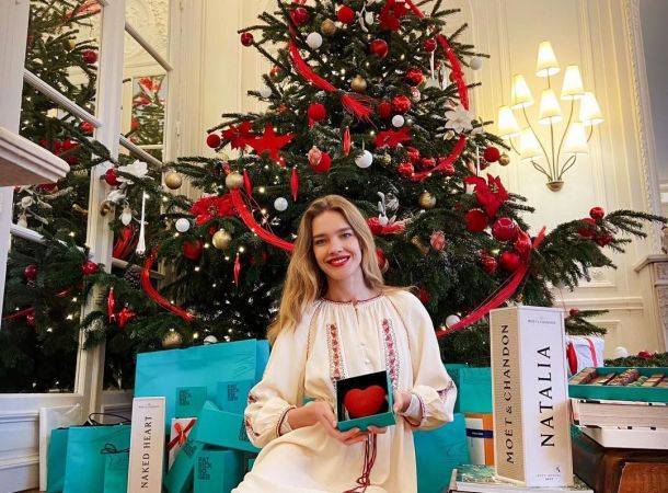 Наталья Водянова в стильном свитере поздравила поклонников с Рождеством