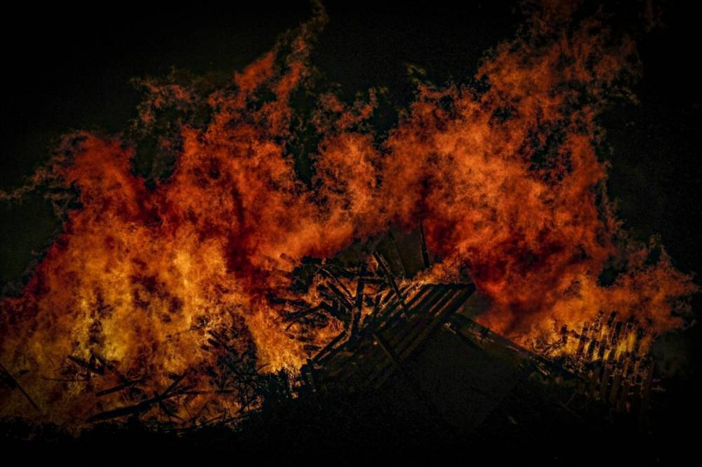 Спасатели четыре часа тушили деревянную церковь в Кировоградской области: фото пожара