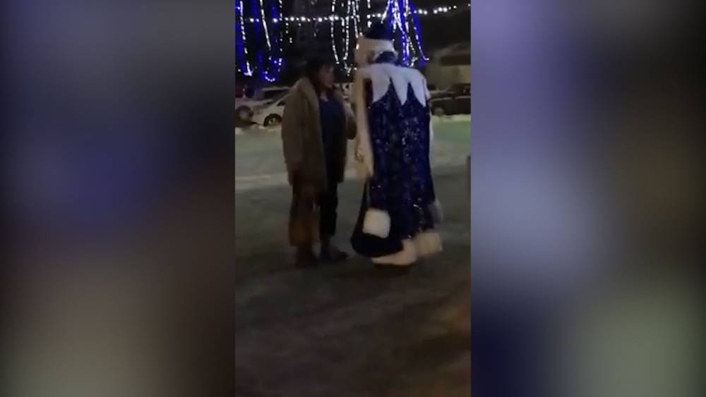Дед Мороз у елки избил агрессивную женщину в Борисоглебске.