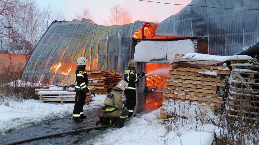 В горящем ангаре мебельной фабрики под Москвой могут находиться баллоны с пропаном